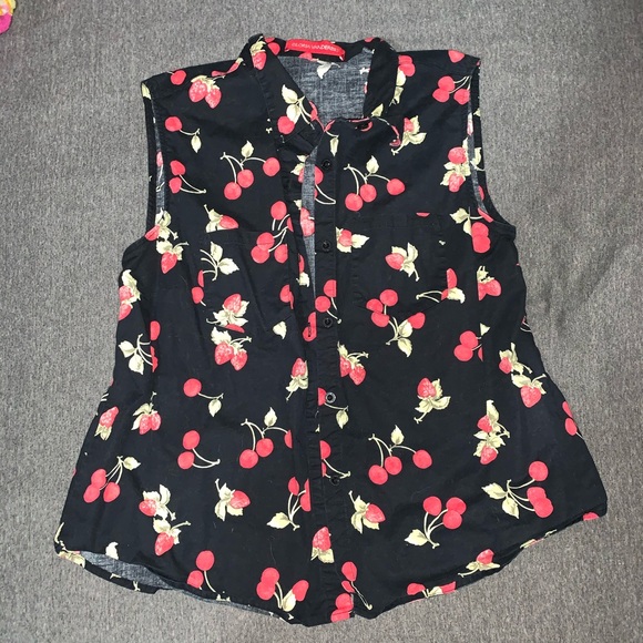 Gloria Vanderbilt cherry sleeveless button up - Picture 4 of 6